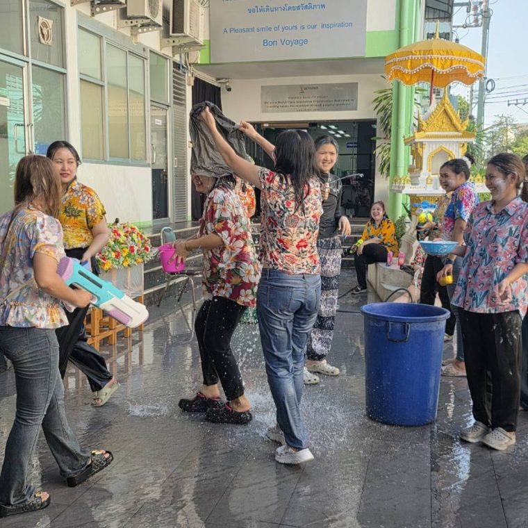 คนตอนเล่นน้ำหน้าบริษัท